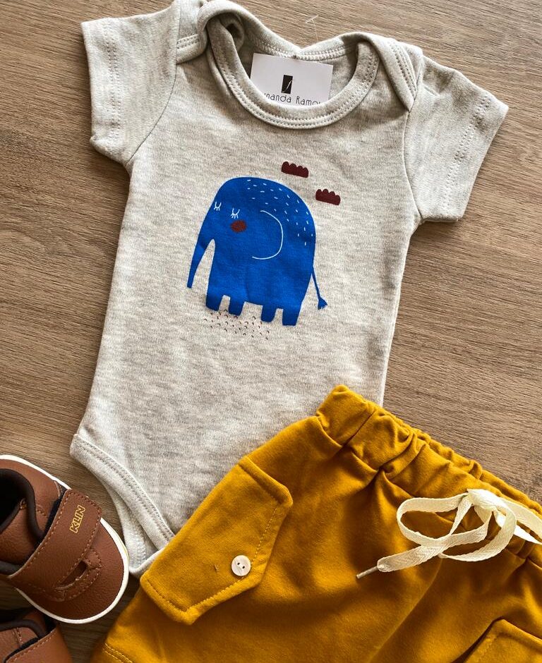 fernandaramoskids com br Conjunto Infantil Masculino Body Estampa Elefante Cinza e Short Caramelo 1