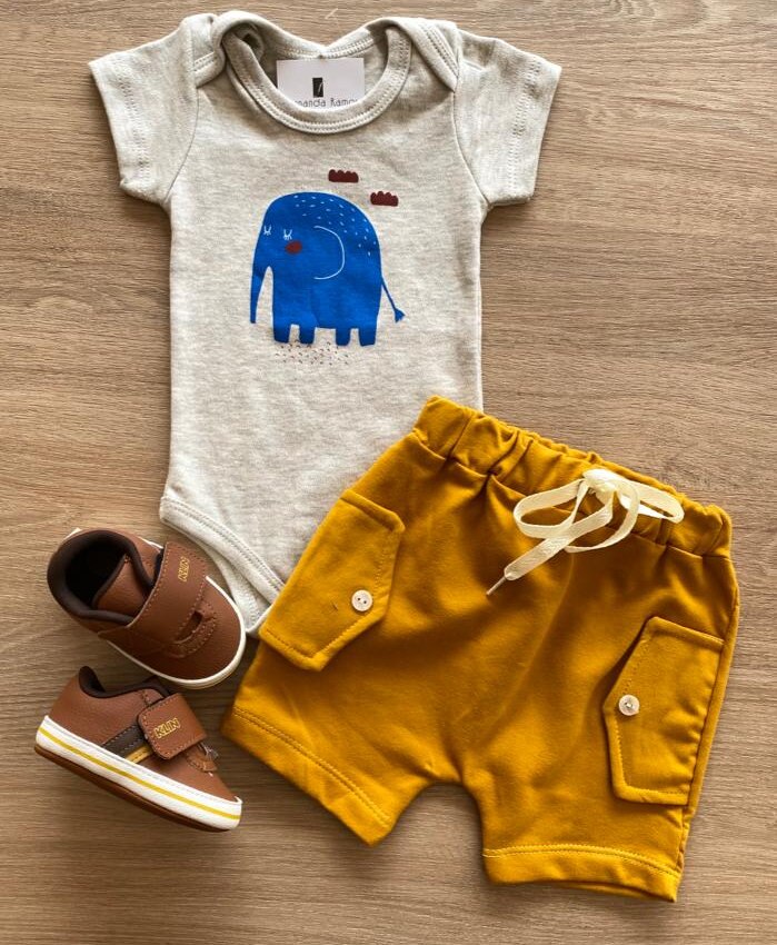 Conjunto Infantil Masculino Body Estampa Elefante Cinza e Short Caramelo Fernanda Ramos Kids