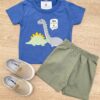 Conjunto Infantil Masculino Camiseta Dinossauros Azul e Bermuda Verde Fernanda Ramos Kids