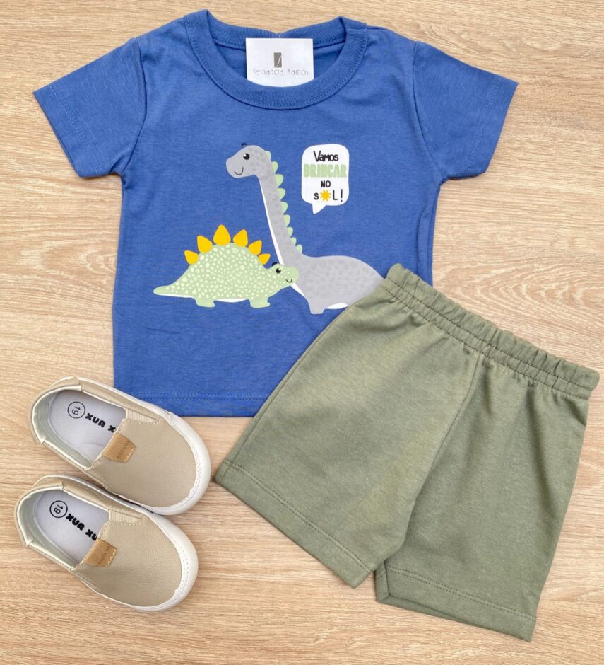 Conjunto Infantil Masculino Camiseta Dinossauros Azul e Bermuda Verde Fernanda Ramos Kids