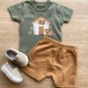 Conjunto Infantil Masculino Camiseta Verde e Bermuda Caramelo Fernanda Ramos Store