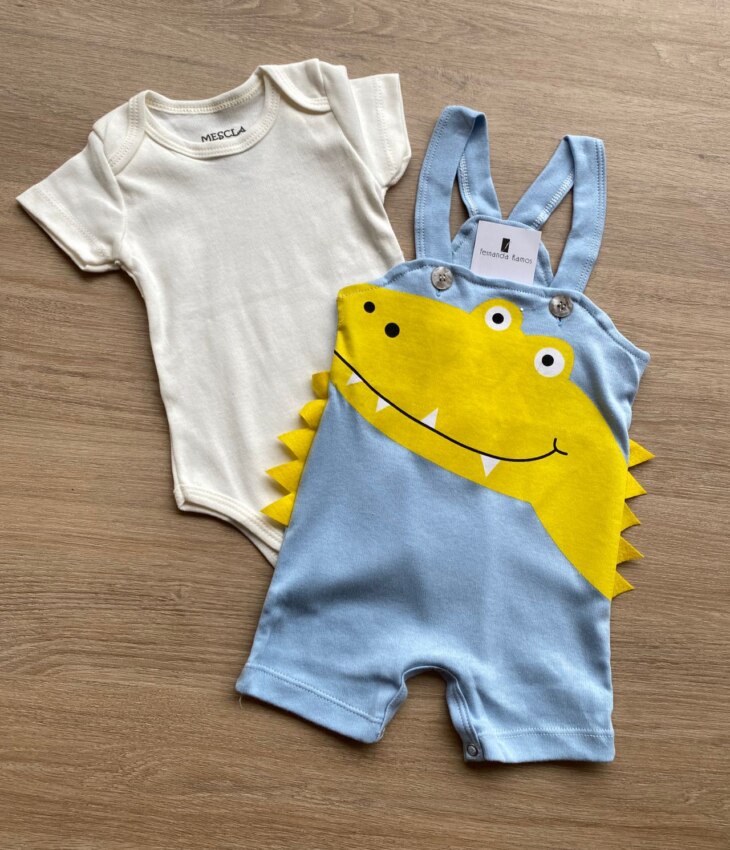 fernandaramoskids com br Conjunto Infantil Masculino Jardineira Jacaré Azul e Body Off White 1