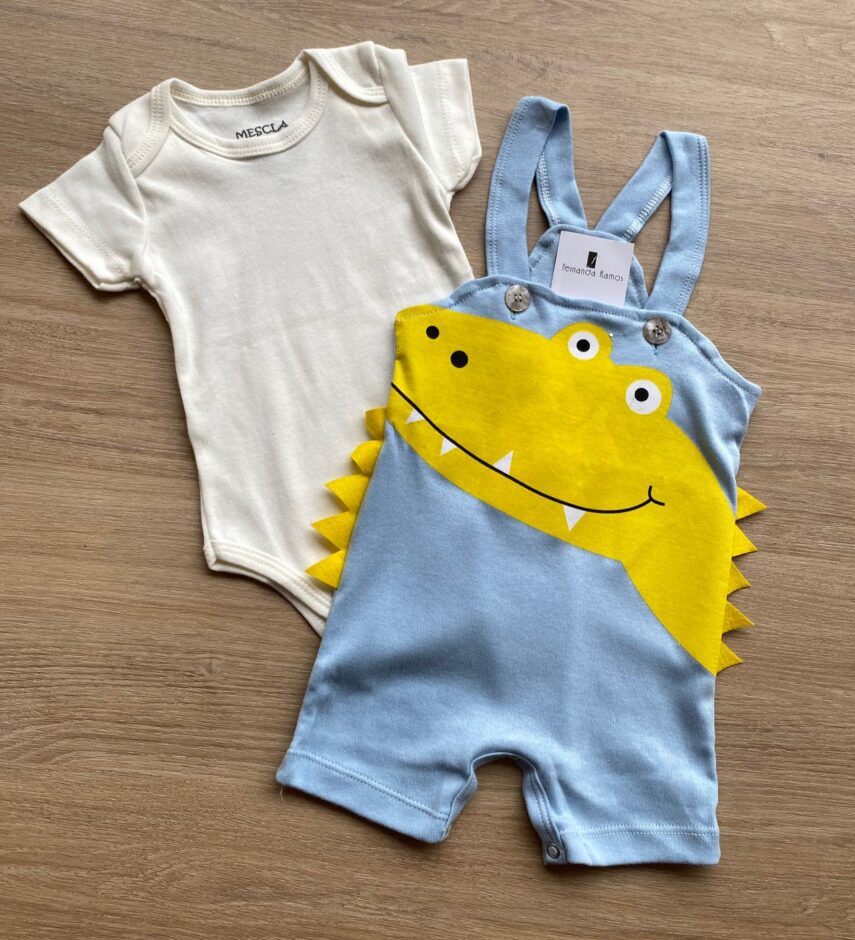 fernandaramoskids com br Conjunto Infantil Masculino Jardineira Jacaré Azul e Body Off White 1