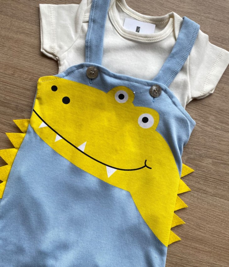 fernandaramoskids com br Conjunto Infantil Masculino Jardineira Jacaré Azul e Body Off White 2