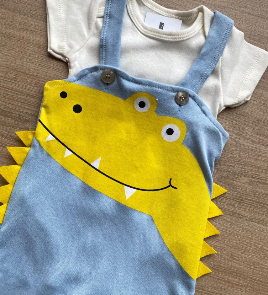 fernandaramoskids com br Conjunto Infantil Masculino Jardineira Jacaré Azul e Body Off White 2