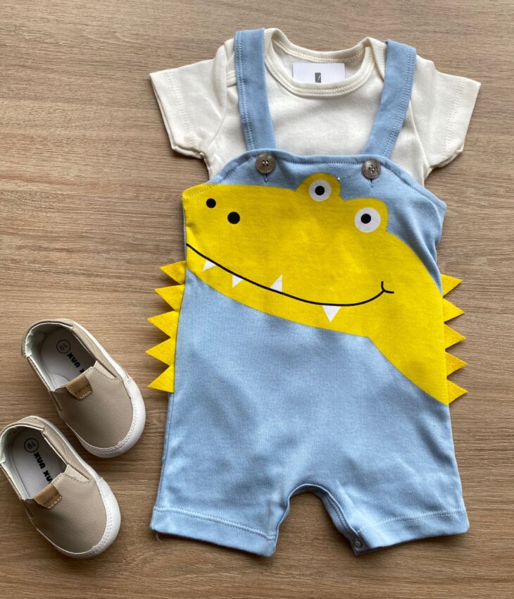 Conjunto Infantil Masculino Jardineira Jacaré Azul e Body Off White Fernanda Ramos Kids