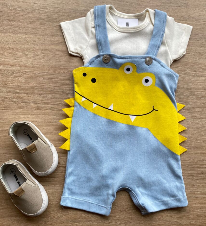 Conjunto Infantil Masculino Jardineira Jacaré Azul e Body Off White Fernanda Ramos Kids