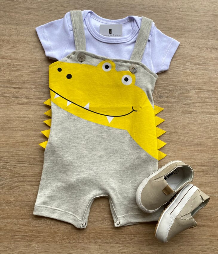 Conjunto Infantil Masculino Jardineira Jacaré Cinza e Camiseta Branca Fernanda Ramos Kids