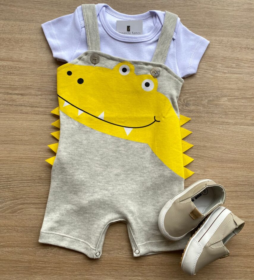 Conjunto Infantil Masculino Jardineira Jacaré Cinza e Camiseta Branca Fernanda Ramos Kids