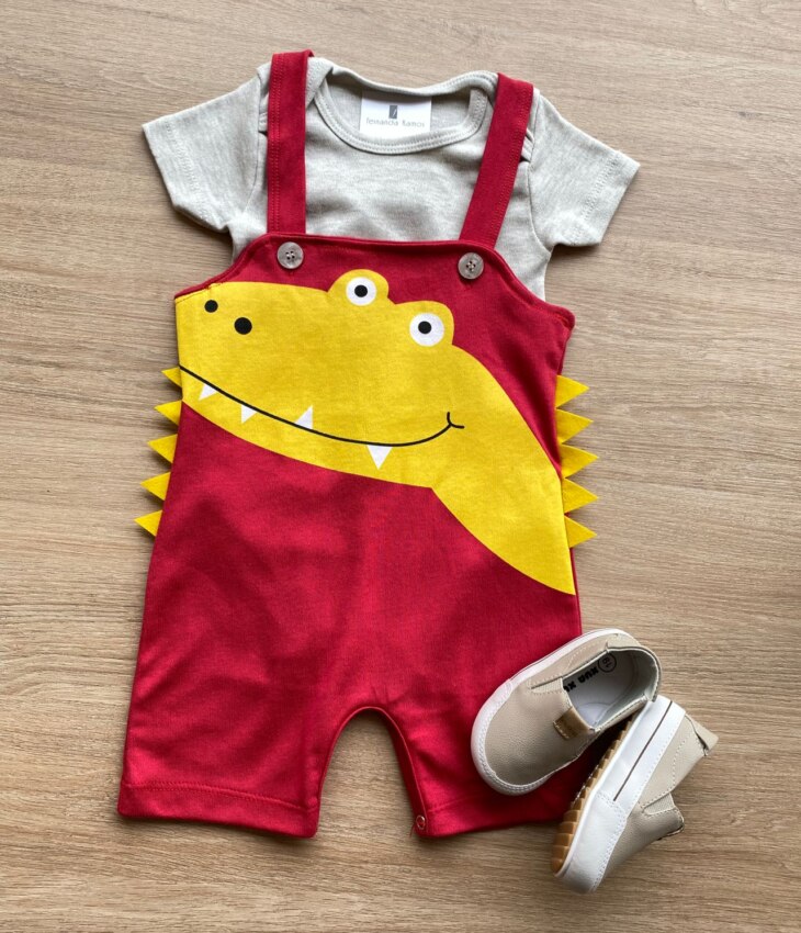 Conjunto Infantil Masculino Jardineira Jacaré Vermelha e Body Cinza Fernanda Ramos Kids