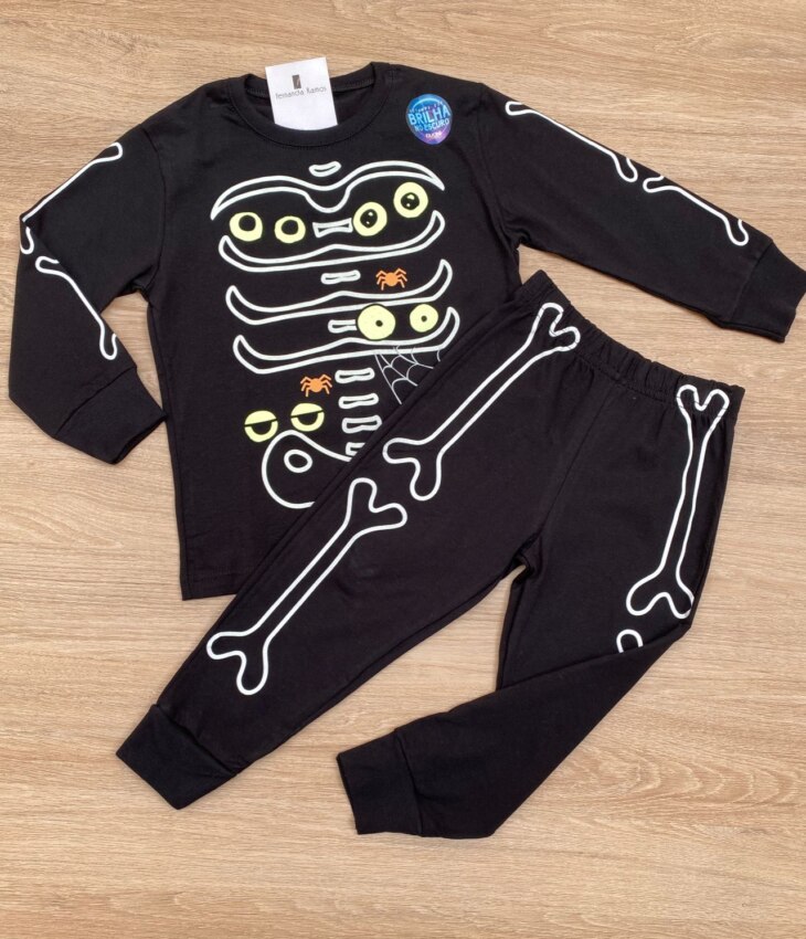 Conjunto Infantil Masculino Pijama Blusa e Calça Estampa Brilha no Escuro Fernanda Ramos Kids