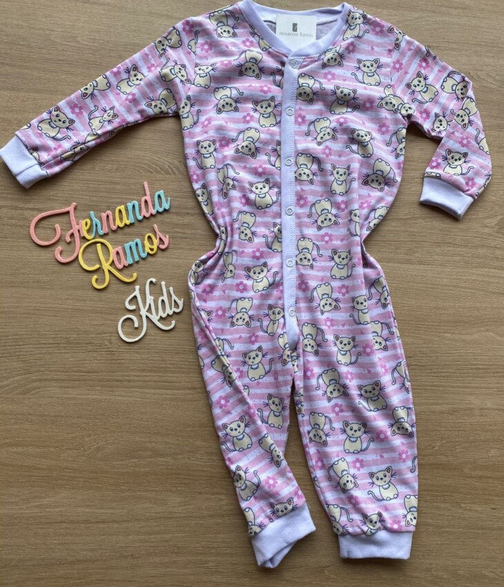 Macacão Pijama Infantil Feminino Estampa Gatinhos Rosa Fernanda Ramos Kids