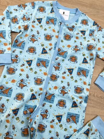 fernandaramoskids com br Macacão Pijama Infantil Masculino Estampado Dinossauros Azul 1