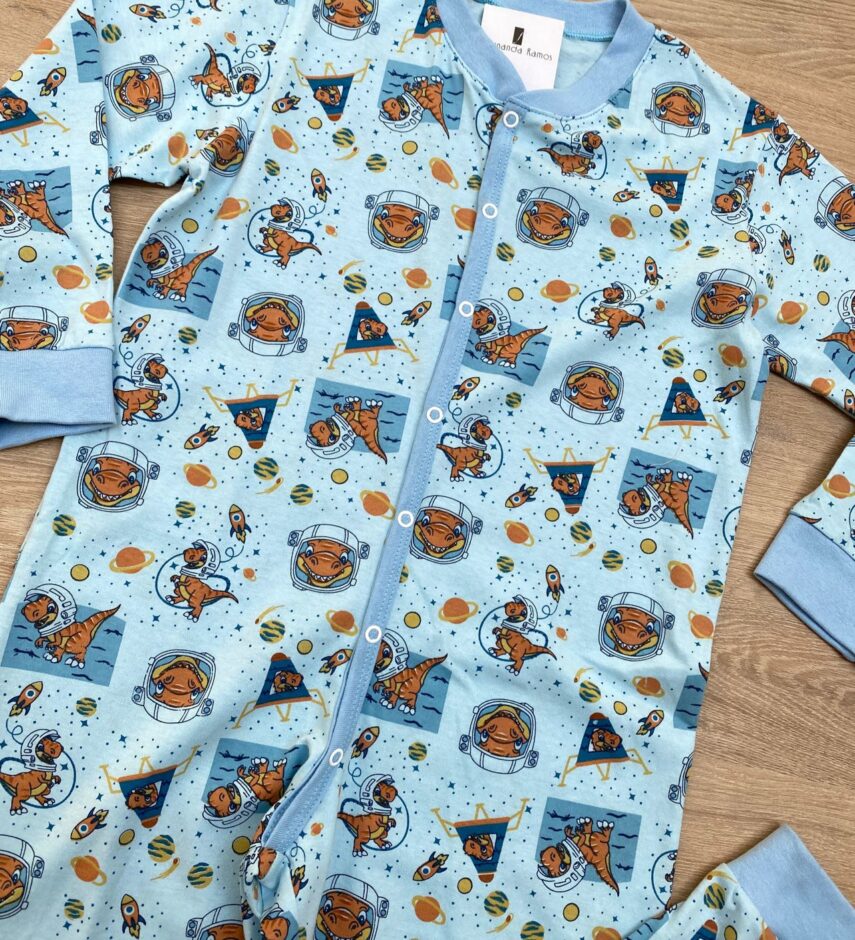 fernandaramoskids com br Macacão Pijama Infantil Masculino Estampado Dinossauros Azul 1