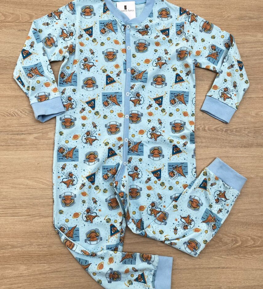 Macacão Pijama Infantil Masculino Estampado Dinossauros Azul Fernanda Ramos Kids