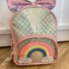 Mochila de Costa Infantil Feminina com Laço Arco Iris Rosa Fernanda Ramos Kids