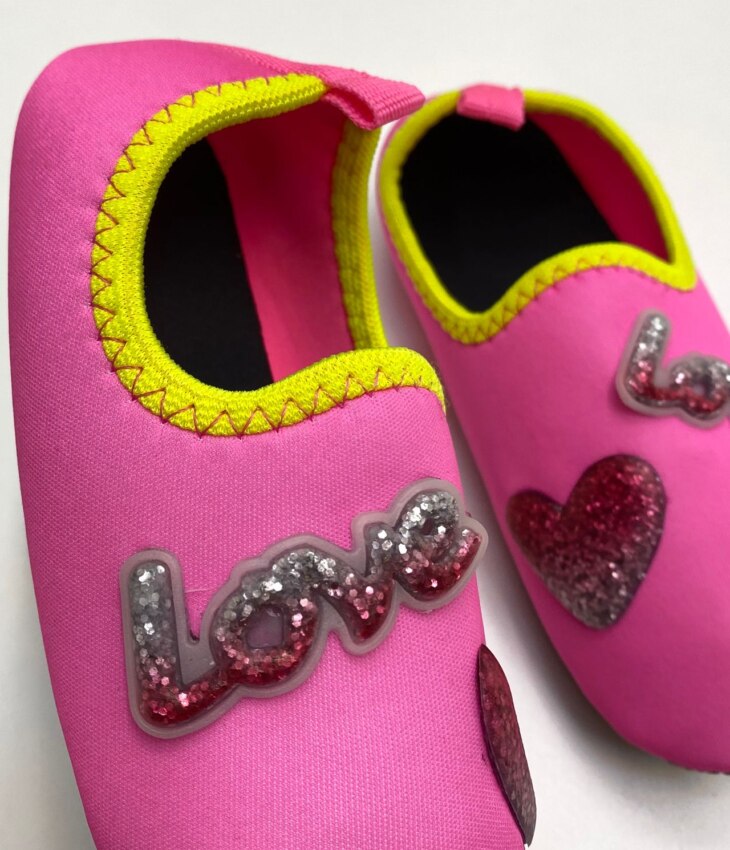 fernandaramoskids com br Sapatilha Neoprene Infantil Feminina Soft Fun Love Rosa Flúor 2