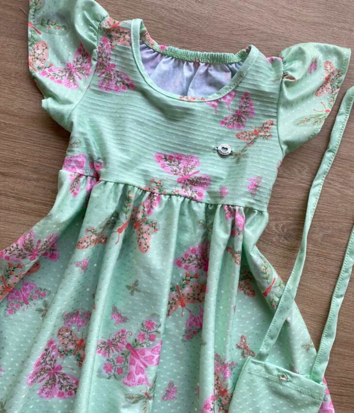 fernandaramoskids com br Vestido Infantil Feminino Curto Estampa Borboletas Fundo Verde 1