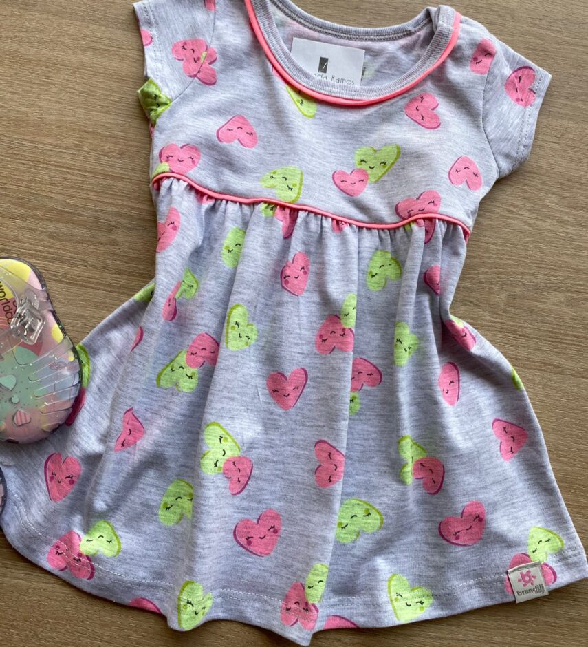fernandaramoskids com br Vestido Infantil Feminino Curto Estampa de Corações Cinza 1