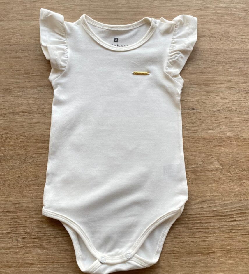 Body Infantil Feminino Tradicional com Babado Off White Fernanda Ramos Kids