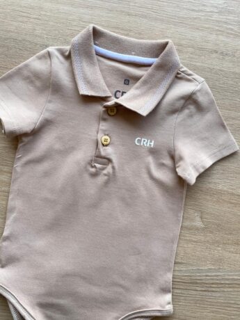 fernandaramoskids com br Body Infantil Masculino Tradicional Polo Bege Escuro 1