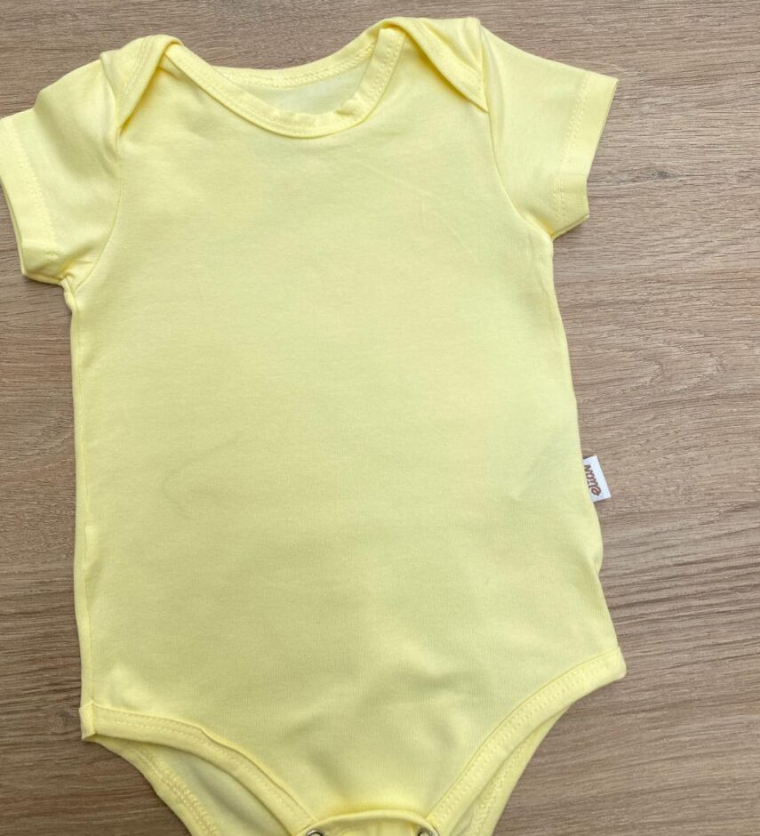 fernandaramoskids com br Body Infantil Unissex Manga Curta Amarelo 1