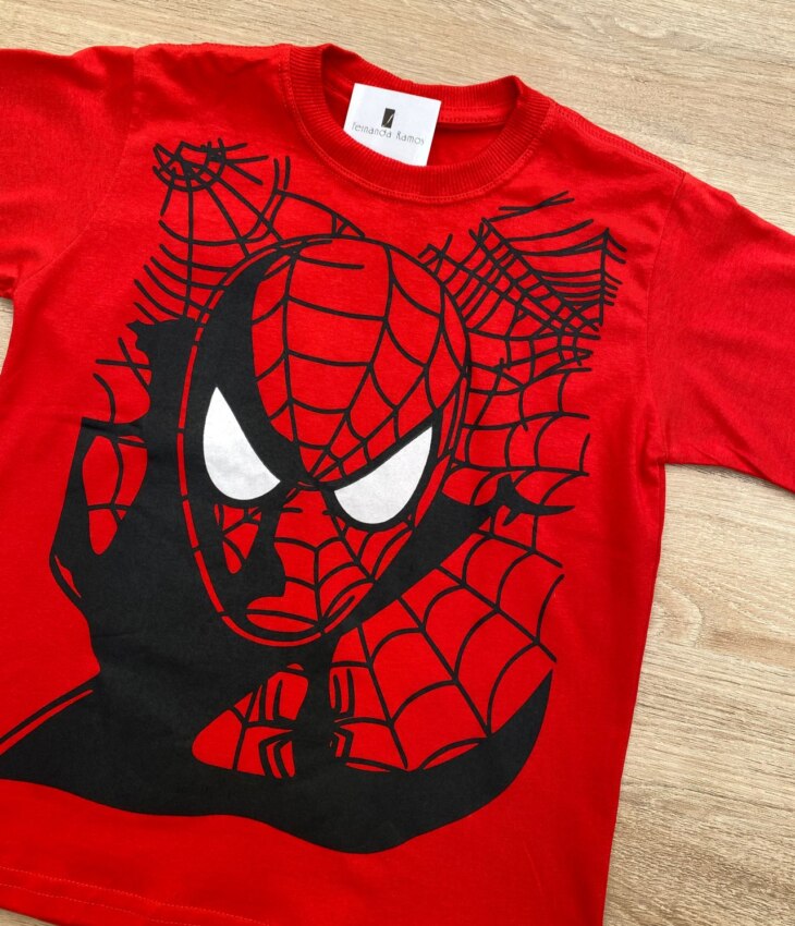 fernandaramoskids com br Camiseta Infantil Masculina Vermelha Estampada Preto e Branco 1