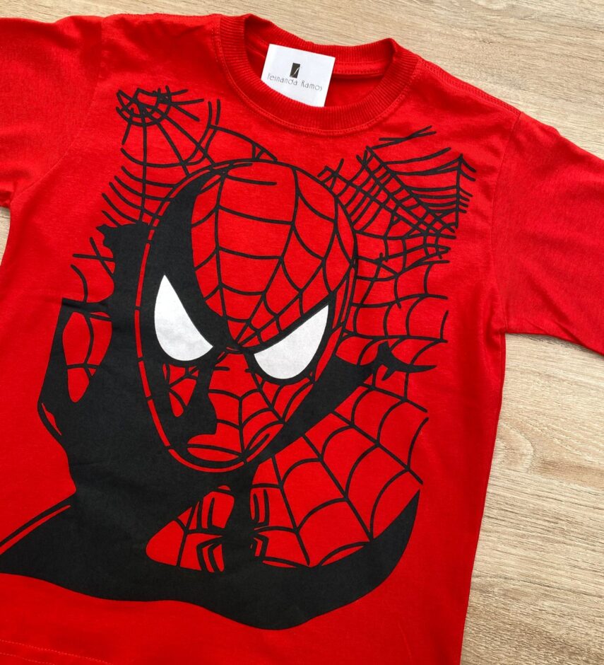 fernandaramoskids com br Camiseta Infantil Masculina Vermelha Estampada Preto e Branco 1
