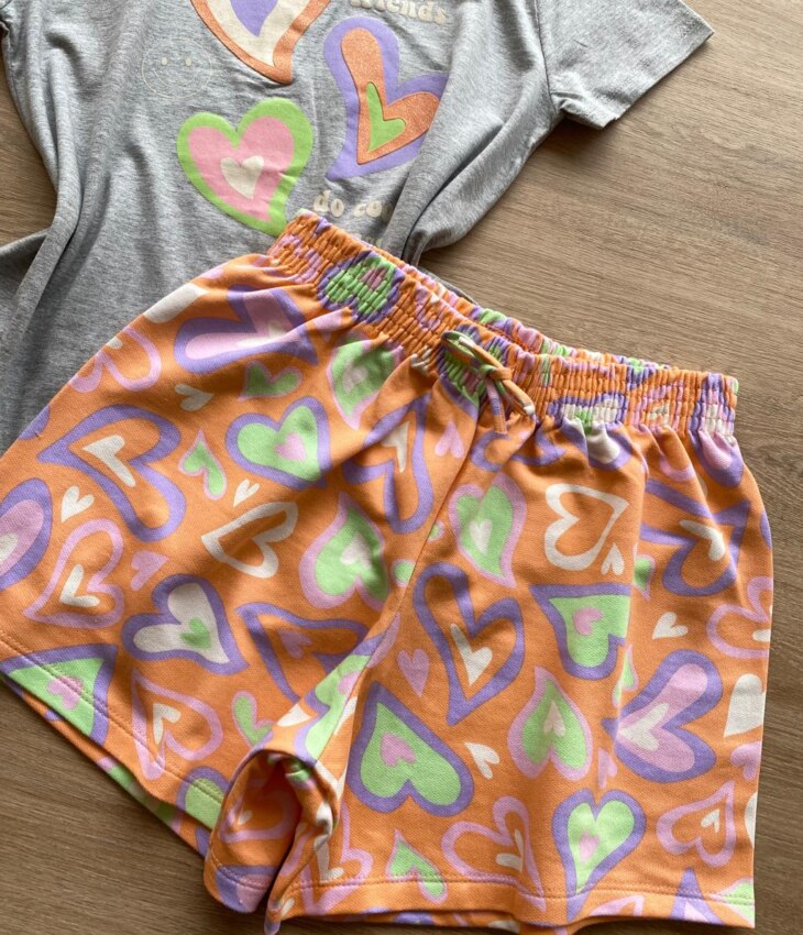 fernandaramoskids com br Conjunto Infantil Feminino Corações Blusa Cinza e Short Laranja 2