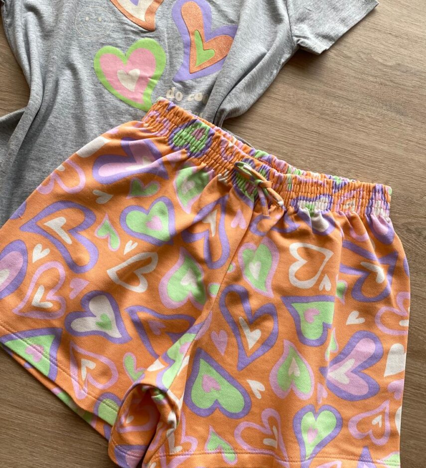 fernandaramoskids com br Conjunto Infantil Feminino Corações Blusa Cinza e Short Laranja 2