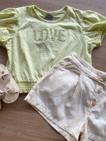 fernandaramoskids com br Conjunto Infantil Feminino Cropped Love Verde e Short Off White1