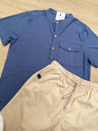 fernandaramoskids com br Conjunto Infantil Masculino Camiseta Azul com Bolso e Bermuda Bege 1