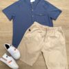fernandaramoskids_com_br- Conjunto Infantil Masculino Camiseta Azul com Bolso e Bermuda Bege Fernanda Ramos Kids