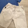 fernandaramoskids com br Conjunto Infantil Masculino Camiseta Azul com Bolso e Bermuda Bege 2