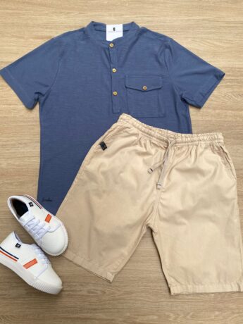 fernandaramoskids_com_br- Conjunto Infantil Masculino Camiseta Azul com Bolso e Bermuda Bege Fernanda Ramos Kids