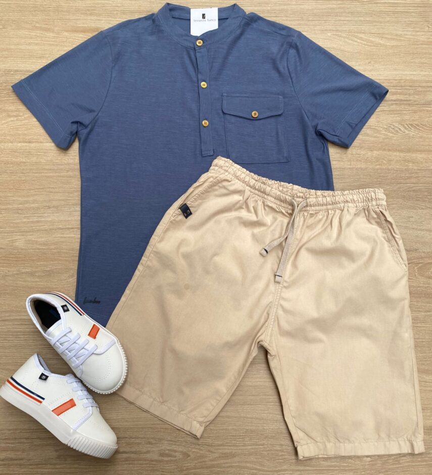 fernandaramoskids_com_br- Conjunto Infantil Masculino Camiseta Azul com Bolso e Bermuda Bege Fernanda Ramos Kids