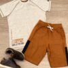 Conjunto Infantil Masculino Camiseta Bege Mesclada e Bermuda Caramelo Fernanda Ramos Kids