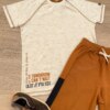fernandaramoskids com br Conjunto Infantil Masculino Camiseta Bege Mesclada e Bermuda Caramelo 2