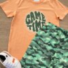 fernandaramoskids com br Conjunto Infantil Masculino Camiseta com Estampa Laranja e Bermuda Verde 1