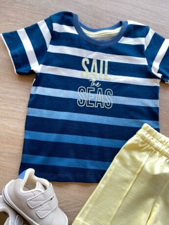 fernandaramoskids com br Conjunto Infantil Masculino Camiseta Sail the Seas e Bermuda Amarela 1