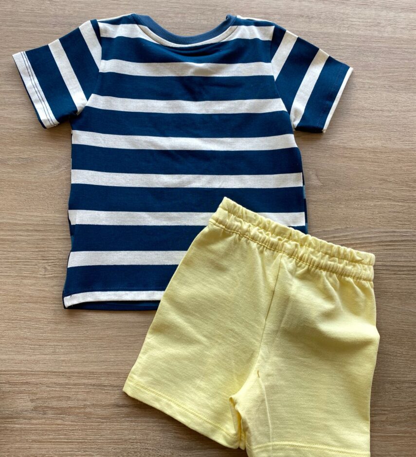 fernandaramoskids com br Conjunto Infantil Masculino Camiseta Sail the Seas e Bermuda Amarela 3