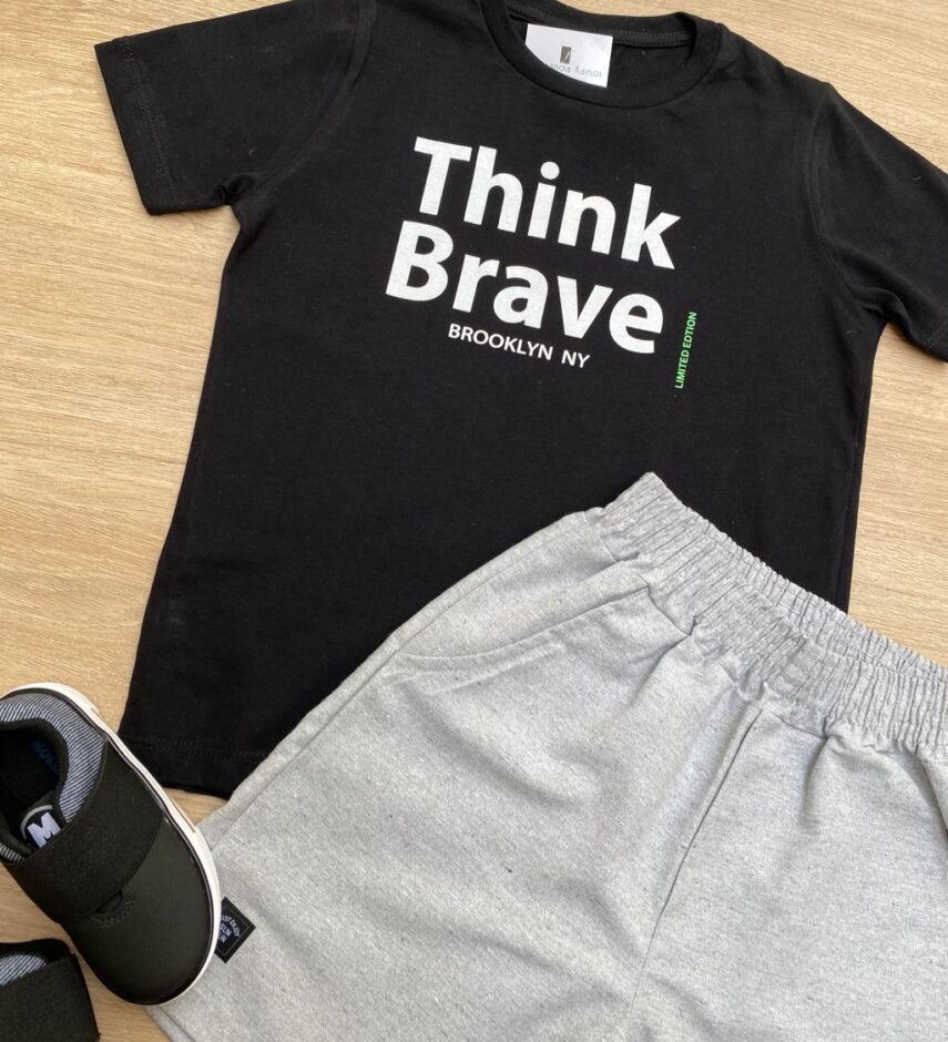 fernandaramoskids com br Conjunto Infantil Masculino Camiseta Think Brave e Bermuda Cinza 1