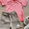 fernandaramoskids com br Conjunto Infantil Masculino Camiseta Vermelha e Bermuda Bege 1