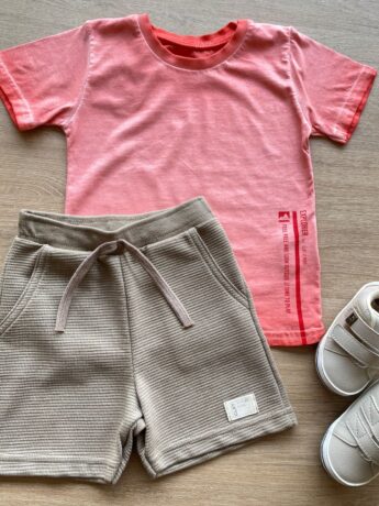 fernandaramoskids com br Conjunto Infantil Masculino Camiseta Vermelha e Bermuda Bege 1