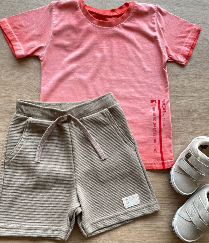 fernandaramoskids com br Conjunto Infantil Masculino Camiseta Vermelha e Bermuda Bege 1
