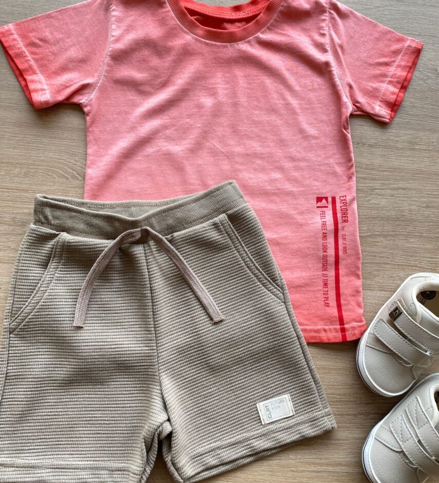 fernandaramoskids com br Conjunto Infantil Masculino Camiseta Vermelha e Bermuda Bege 1