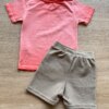 fernandaramoskids com br Conjunto Infantil Masculino Camiseta Vermelha e Bermuda Bege 2