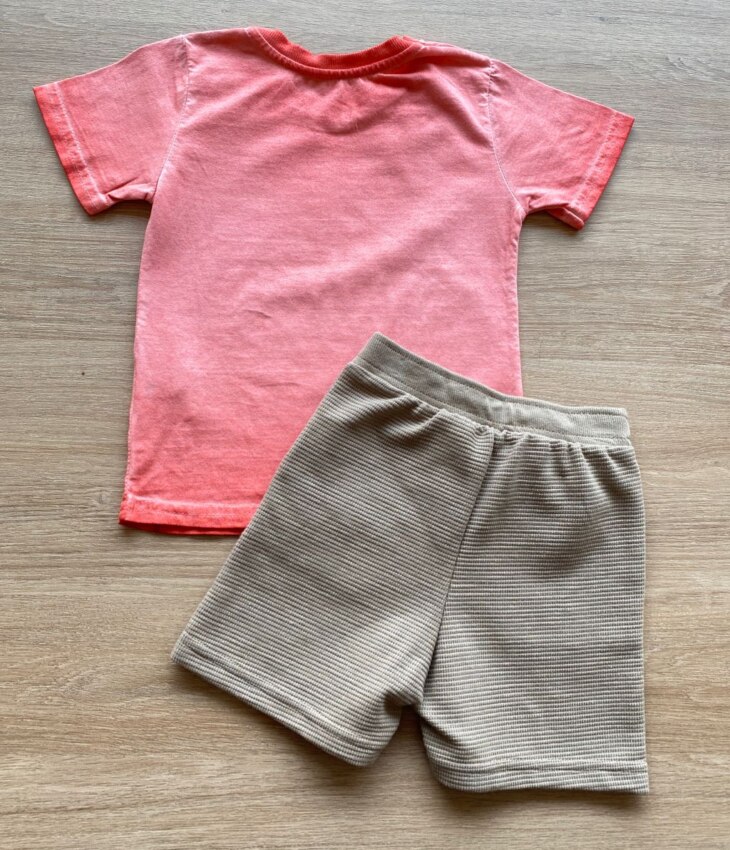 fernandaramoskids com br Conjunto Infantil Masculino Camiseta Vermelha e Bermuda Bege 2