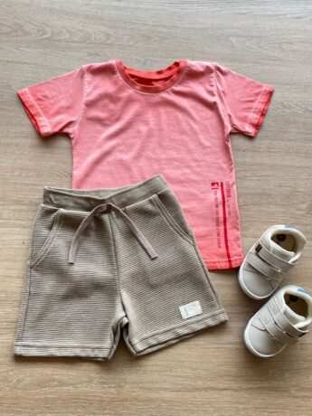 Conjunto Infantil Masculino Camiseta Vermelha e Bermuda Bege Fernanda Ramos Kids