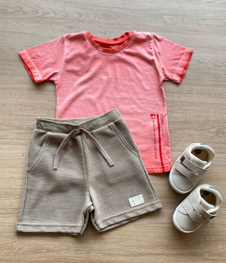 Conjunto Infantil Masculino Camiseta Vermelha e Bermuda Bege Fernanda Ramos Kids